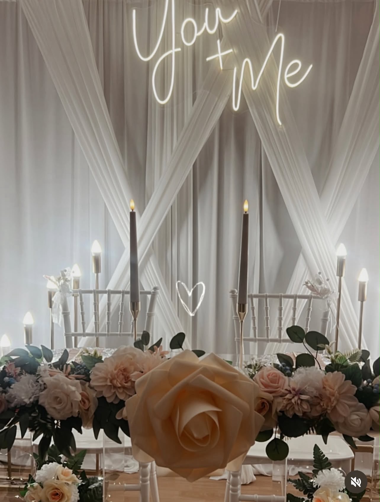 Festlich gedeckte Hochzeitstafel im Abendlicht